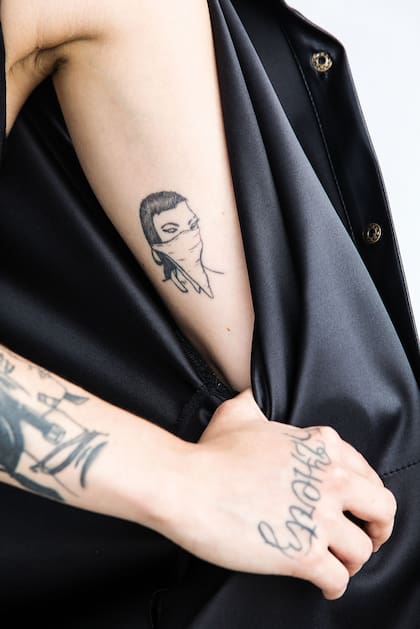 "Tengo uno de una mujer con un pañuelo en la cara que es por la parte más pendenciera y militante del feminismo", dice Femi.