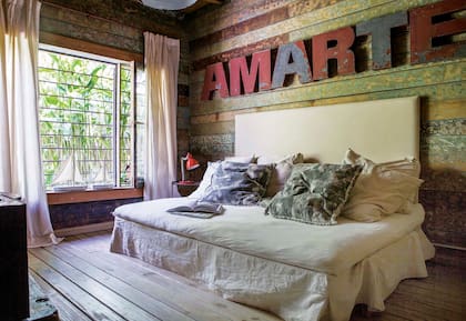 El cuarto para ver tele tiene una cortina natural conformada por las plantas, que suavizan la vista. Almohadones y cortinas de lino (todo de Die Ecke).