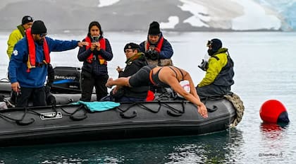 "Tenía tanta adrenalina que no recuerdo cómo fue entrar al agua. Lo más doloroso fue la cantidad de tiempo que permanecí en el agua: nadar 45 minutos a 2 °C"