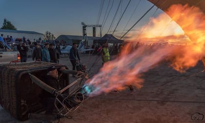 "Teníamos dos posibilidades: jugar a las bochas o salir a recorrer el país en globo", dice Niebuhr, entre risas