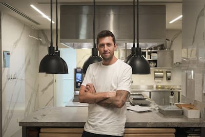 "Tenamos el barrio, el edificio ms lindo y la idea del fine dining en mente. Solo nos faltaba la cocina. As salimos a buscar, recorrimos restaurantes, probamos Queramos encontrar a nuestro chef no por referencias ni por nombres, sino por un plato"