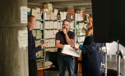 "Teníamos muchísimo material real. Archivos familiares, videos, recortes, entrevistas. Preferimos apoyarnos en eso y en los espacios reales, como la casa, los lugares, los paisajes. Todo lo que se ve es real", dice Crawford