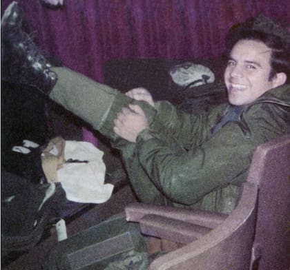 Teniente Manuel Oscar Bustos, veterano piloto de Pucará que se convertiría en piloto de A-4B. La imagen registra la última fotografía que le tomaron antes de su último vuelo. Fue ascendido a Capitán Post Mortem. (Vía Rodrigo Valdés).