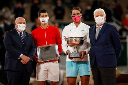Djokovic y Nadal, el último domingo, durante la premiación de Roland Garros: el español ganó su decimotercera Copa de los Mosqueteros. 