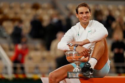 Rafael Nadal y la Copa de los Mosqueteros de Roland Garros, un romance que se inició en 2005 y que sigue con el fuego muy encendido. 
