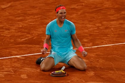 El español Rafael Nadal celebra tras ganar la final del Abierto de Francia contra el serbio Novak Djokovic.