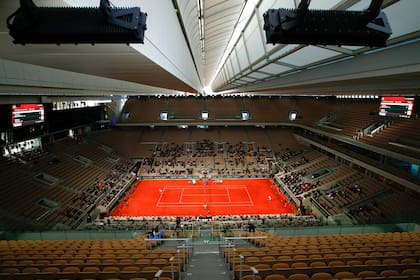 La primera final indoor de la historia en Roland Garros: poco antes de empezar la final entre Rafael Nadal y Novak Djokovic, la sorpresa inicial fue que ante la posibilidad de mal clima, la organización decidió comenzar el partido con el techo cerrado