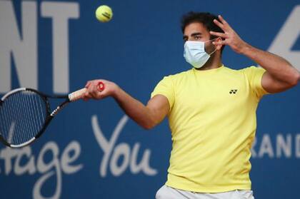 Hassan, de 25 años, jugando con barbijo el torneo Tennis Point Exhibition Series, en Alemania.