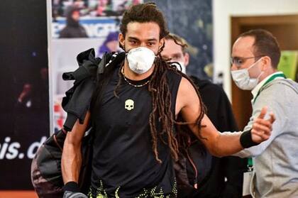 El alemán Dustin Brown ingresó en la cancha con tapabocas, pero se lo quitó para jugar.