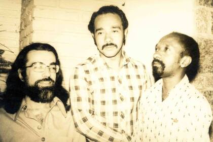 Tenório Jr (con barba) y los músicos Mutinho y Azeitona, en una foto tomada poco antes de su desaparición