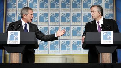 Bush y Kirchner en la fatídica cumbre de las Américas de 2005, en Mar del Plata