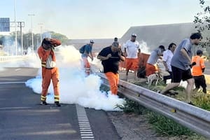 Bloqueo, gases y detenidos en una escalada que mantiene frenados los embarques