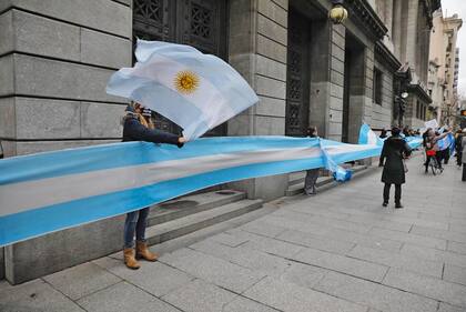 Una bandera rodea el edificio del Congreso