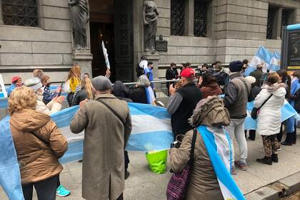 Manifestantes en la entrada de avenida Rivadavia
