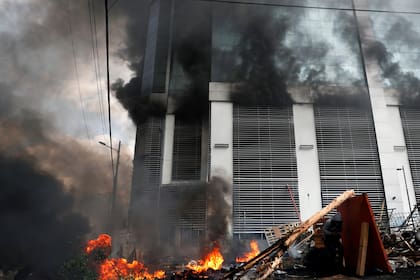 Fuego en un edificio de oficinas públicas