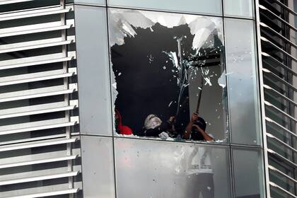 Manifestantes vandalizan un edificio público, en Quito