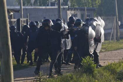 Tensión en Guernica: duros enfrentamientos entre la policía y ocupantes de la toma en pleno desalojo