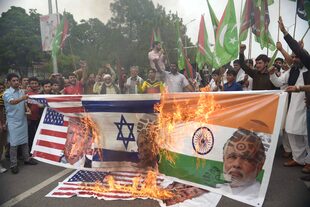 Manifestantes quemaron banderas de EE.UU, Isarel e India con las caras de sus respectivos presidentes