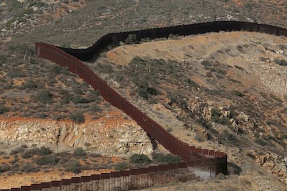 Vista del muro que divide EE.UU. de México