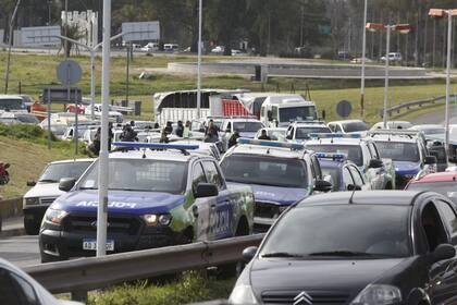 Fuera de las zonas de patrullaje, los móviles policiales fueron la escenografía de la protesta