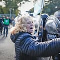 Tenso cruce entre manifestantes y la policía en una protesta por el cierre de 25.000 pymes