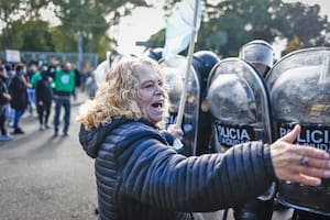 Tenso cruce entre manifestantes y la policía en una protesta por el cierre de 25.000 pymes