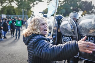 Tenso cruce entre manifestantes y la policía en una protesta por el cierre de 25.000 pymes