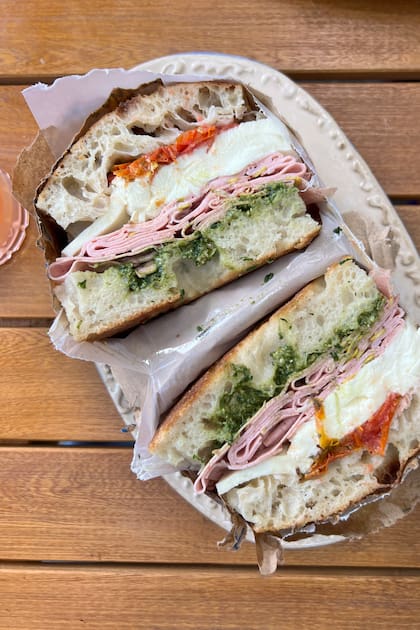 Tentación irresistible: el sándwich de pan de focaccia relleno de mortadela con pistachos de San Juan, mozzarella fior di latte, tomates en oliva y pesto de albahaca
