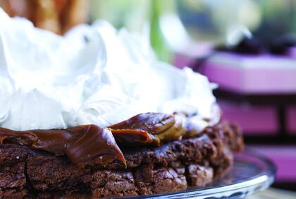 Tentador marquise de chocolate con dulce de leche y merengue italiano