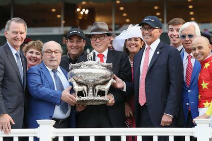 Teo Al Khing, en el centro y con el trofeo del Belmont Stakes, la tarde que Justify conquistó la Triple Corona norteamericana, en 2018