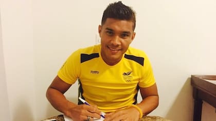 Teo firmando su nuevo contrato con Central
