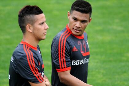 Teo Gutiérrez charla con Driussi en la práctica de ayer; el domingo el juvenil podría debutar