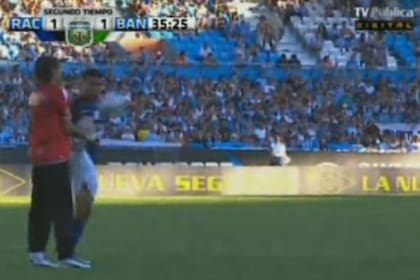 Teo le saca la pelota a Lucchetti de la mano