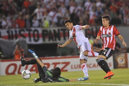 Teo remata y marca el primer gol de River