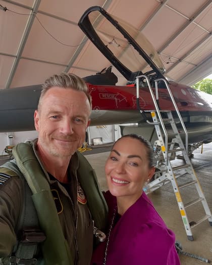 Teo y Mascha Vang frente a uno de los F-16 que el piloto usa para sus exhibiciones