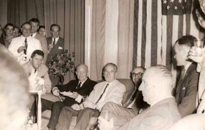 Teodoro Bronzini junto Dwight Eisenhower y el presidente Arturo Frondizi en el Hotel Provincial