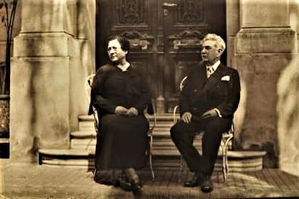 Teófilo Barañao y Vicenta Hourcade, los propietarios que compraron la propiedad en la década del 20; desde allí al palacete se lo vincula con actividades del Partido Socialista