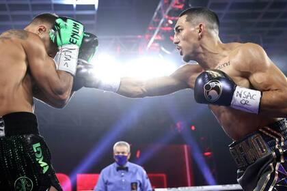 Teofimo López estuvo más activo que Vasily Lomachenko en el comienzo de la pelea: los jurados castigaron al ucranio con el fallo