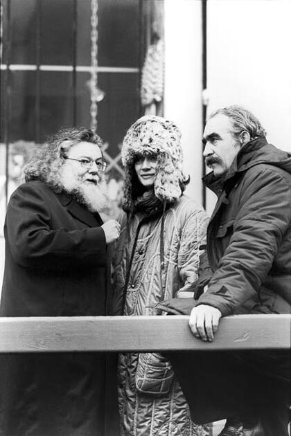 Teoría y práctica. De izq. a der., el crítico Pierre Restany, Niki y Jean. París, 1983