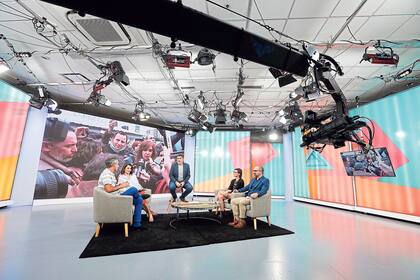 NOTICIA Y MEDIA. De lunes a viernes, a las 18, Julián Weich conduce este ciclo cuya propuesta es transformar la noticia en una experiencia entretenida, con la participación de periodistas de la casa, como Mariana Arias, Yamila Trautman y Gabriel Di Nicola