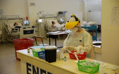 Terapia intensiva de Covid 19, donde antes funcionaba la sala de pediagtria, del Hospital Municipal Domingo Angio de Jose C. Paz. ahora exclusivo para el tratamiento del virus. El 27_04_2021
FOTO: Fabian Marelli 