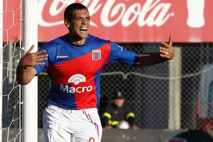 El festejo del único gol de Sand en Tigre