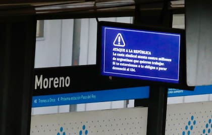 El mensaje del Gobierno nacional en los monitores de la estación de tren de Moreno