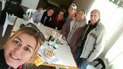 Tercer tiempo después de un partido de tenis con amigos