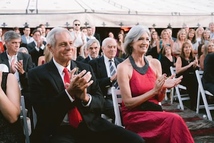 Tere y su ex marido, Peteco Ventura, aplauden a su hijo y a su nuera.
Detrás se lo ve a Carlos Garbesi, el padre de Tere, infaltable.