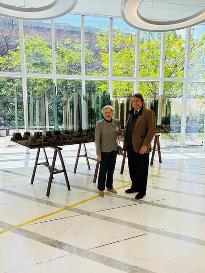 Teresa Bortagaray y Julio Suaya, presidenta y director de la Fundación Clorindo Testa, en la muestra exhibida en Torre Macro