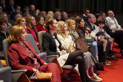 Teresa Bulgheroni, Elina Costantini, Norah Garfunkel de Hojman, Elena Esteves y su familia, en el Auditorio del Malba, escuchan las anécdotas de Eduardo Costantini sobre Ricardo Esteves. “Esto le hace muy bien al Malba, el Malba escribe su historia. Es una manera de agradecerle a Ricardo. Lo conozco desde hace 40 años y todo lo hizo, lo hizo por amor al arte”