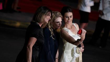 Teresa Calandra, Esmeralda Mitre y una amiga, en la alfombra roja