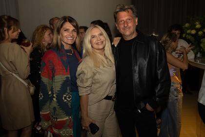 Teresa Calandra, que también está disfrutando de unos días de descanso en la costa esteña, estuvo en el mismo evento y posó junto a Nora Colosimo y su pareja, Rafael Stancanelli