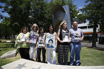 Teresa de Mellano, Norma Bonelli, Cristina Schott, Viviam Perrone, Zulma Tarditi y Enrique Schott, familiares de víctimas